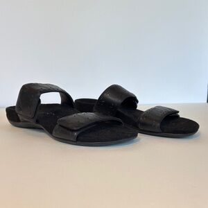 Vionic Black Randi Sandals. Size 8
